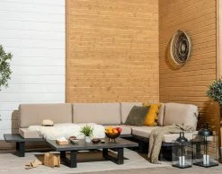 Veke Saima XL Avokulmasohva Musta/Texsilk Hiekka 4212 12 Veke Saima XL Avokulmasohva Musta/Texsilk Hiekka 4212 -Anno Store SAIMA XL avokulmasohva miljoossa