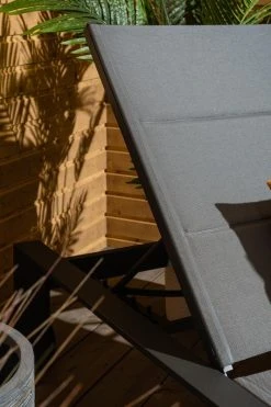 Veke Valo Aurinkosänky Antrasiitti/tiikki -Anno Store Valo aurinkosanky miljoossa PeteAurinkotuoli miljoossa web pete 20