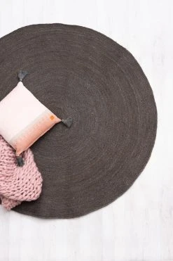 Fanni K Rauha Pyöreä Juuttimatto 100 Cm Hiili -Anno Store fannik rauha juuttimatto hiili 2