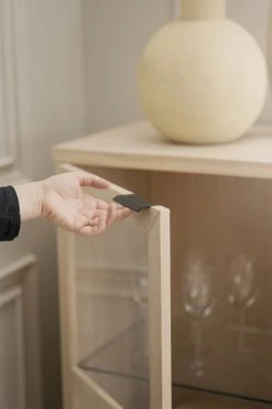 Rowico Everett Vitriini 95x41x125 Cm Valkopesty Tammi -Anno Store rowico everett kaappi lasiovilla 95x41x105cm valkopesty tammi 8