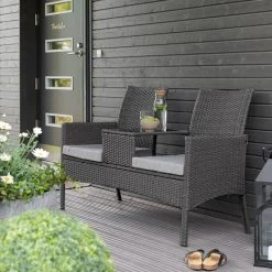 Veke Tupla Puutarhapenkki Pöydällä Tummanharmaa Polyrottinki, Harmaat Pehmusteet -Anno Store tupla puutarhapenkki poydalla tummanharmaa web